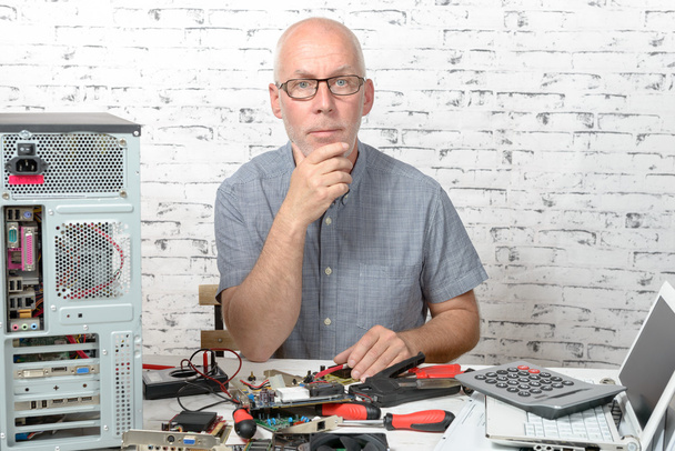un técnico que repara un ordenador
  - Foto, imagen