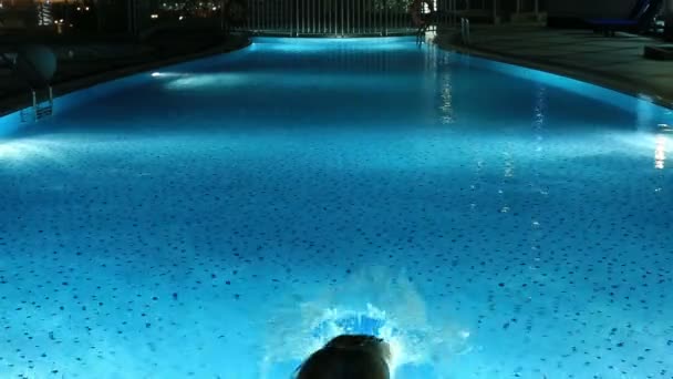 femmes nageant dans une piscine de luxe
 - Séquence, vidéo
