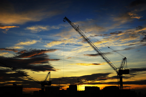 日没の ba でクレーンのシルエットと産業景観 - 写真・画像