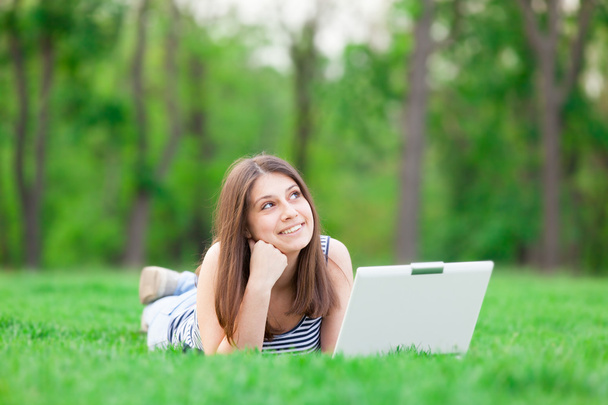 Брюнетка студентка с ноутбуком
 - Фото, изображение