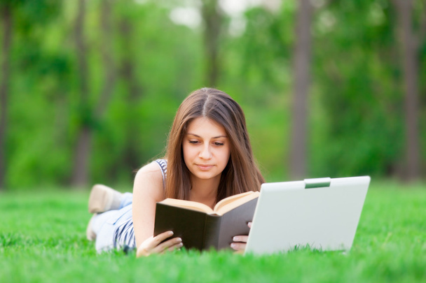 Девушка с ноутбуком и книги
 - Фото, изображение