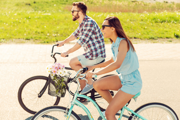 Jeune couple à vélo
 - Photo, image