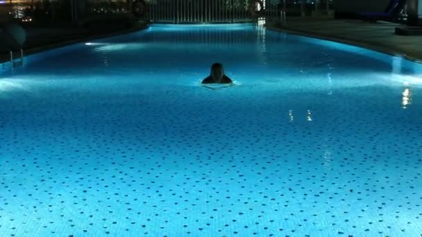 kobiet luksusowy basen pływacki - Materiał filmowy, wideo