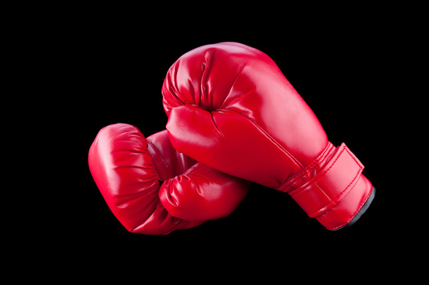 červené Boxerské rukavice izolované na černém pozadí - Fotografie, Obrázek