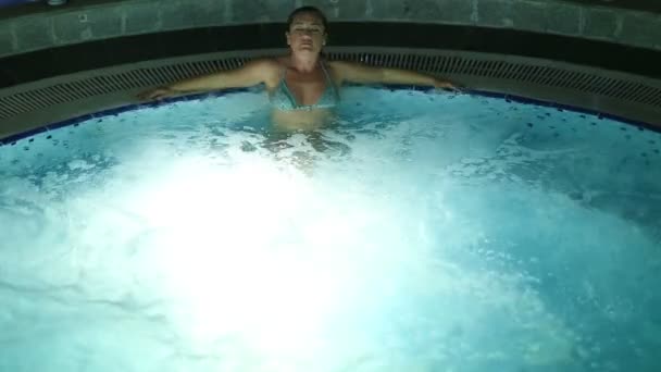 mulheres na banheira de hidromassagem
 - Filmagem, Vídeo