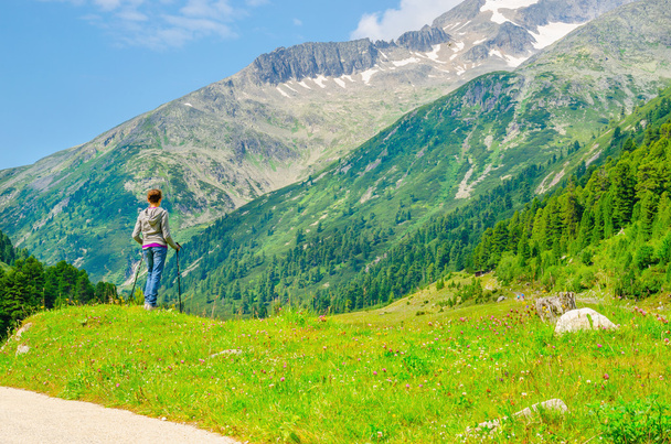 junge Bergsteigerin mit alpiner Landschaft - Foto, Bild