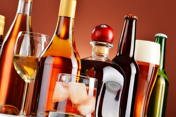Bouteilles et verres de boissons alcoolisées variées
 - Photo, image