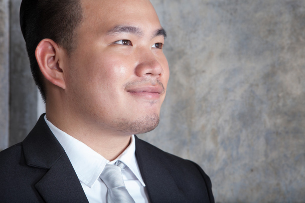 Close-up van huid op het gezicht van jonge Aziatische business man op zoek naar voor - Foto, afbeelding