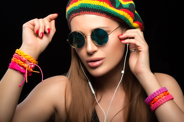 Jeune femme à la mode profitant de la musique à travers casque
 - Photo, image