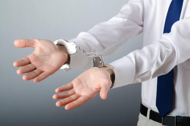 Бизнесмен в наручниках за свои преступления
 - Фото, изображение