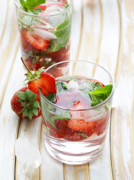 Summer strawberry lemonade with mint and ice - Fotografie, Obrázek