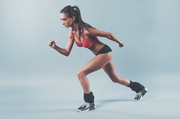 Lepilemur atleet vrouw sprinter wachten op de start positie fitness, sport, opleiding en levensstijl concept uitgevoerd - Foto, afbeelding