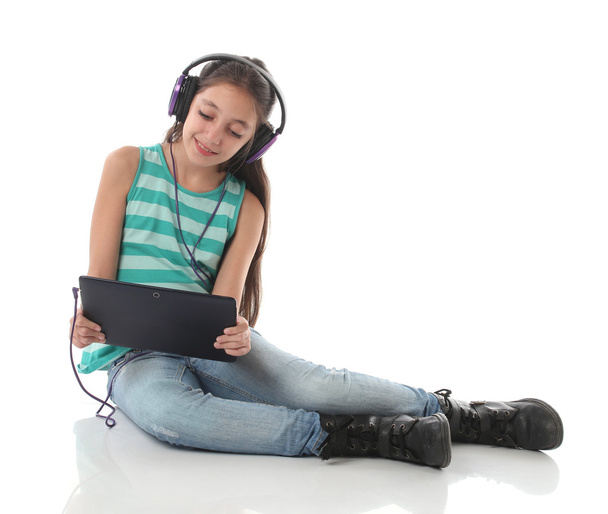 Красивая доподростковая девочка с помощью планшетного компьютера
 - Фото, изображение