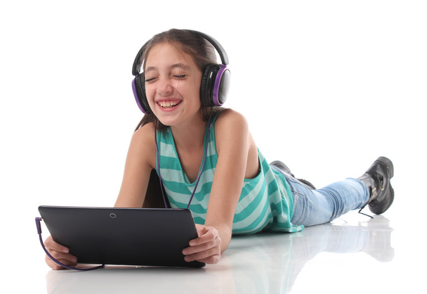 Piękny pre-teen dziewczyna na podłodze, przy użyciu komputera typu tablet - Zdjęcie, obraz