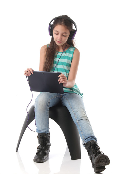 Gyönyörű előre tini lány, egy tabletta számítógép segítségével - Fotó, kép