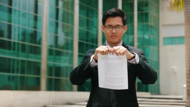 Portrait Chinois Homme d'affaires déchirant contrat et jetant des papiers
 - Séquence, vidéo