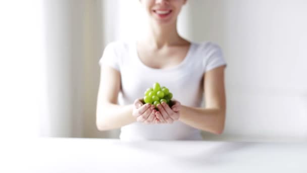 close up de jovem mostrando cacho de uva verde
 - Filmagem, Vídeo