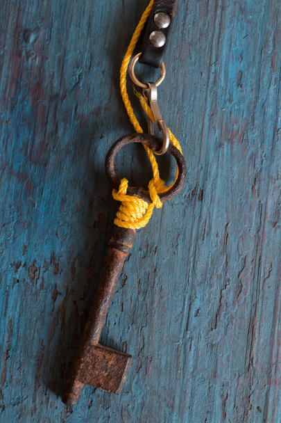 vieja llave en la vieja mesa de madera
 - Foto, imagen