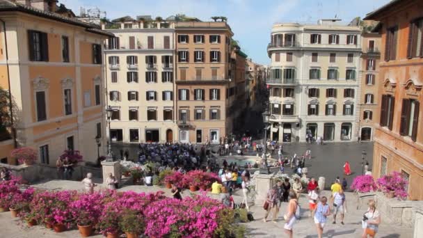 Mensen lopen op Piazza di Spagna - Video
