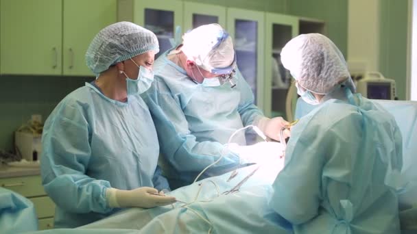 Kirurgi suorittaa kauneusleikkauksen rinnoille sairaalan leikkaussalissa. Mammoplastia
 - Materiaali, video