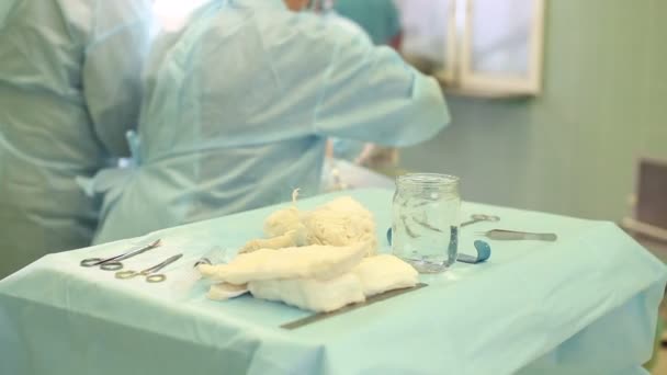 Хірург виконує косметичну хірургію на грудях в операційній кімнаті лікарні. мамопластика
 - Кадри, відео