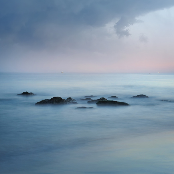 minimalistyczny mglisty seascape skał w długich ekspozycji - Zdjęcie, obraz