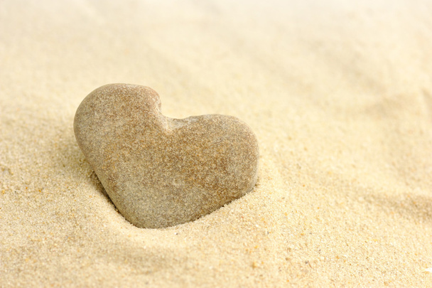 Pietra a forma di cuore è sulla sabbia
 - Foto, immagini