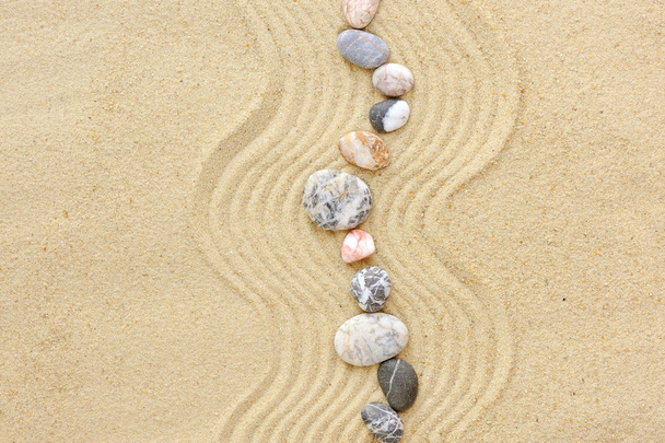 ριγέ πέτρες στην άμμο, μπορεί να χρησιμοποιηθεί ως φόντο - Φωτογραφία, εικόνα