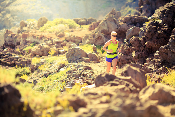 Onnellinen nainen juoksee vuorilla kesällä auringonlasku
 - Valokuva, kuva