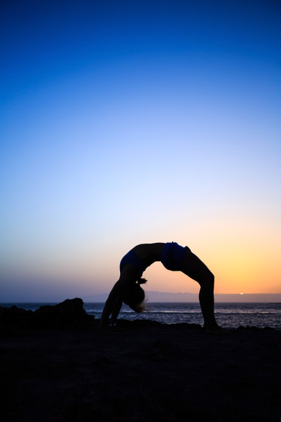 Жінка розтягує силует заходу сонця йоги
 - Фото, зображення