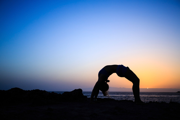 Frau dehnt Yoga-Sonnenuntergang Silhouette - Foto, Bild