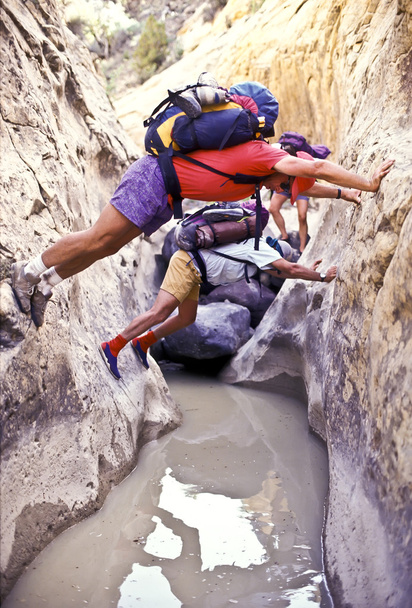Les randonneurs naviguent dans un canyon
. - Photo, image