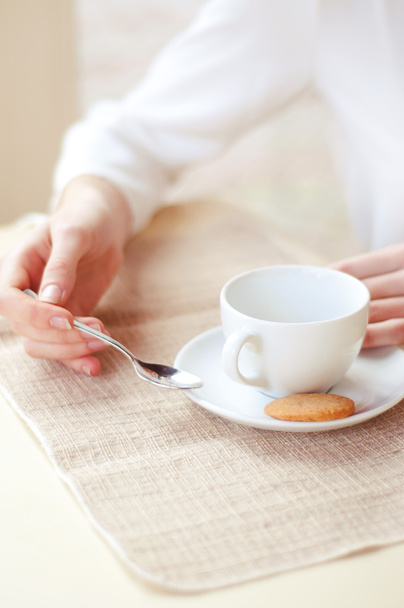 Femme buvant du thé dans un café. Les mains en gros plan
. - Photo, image