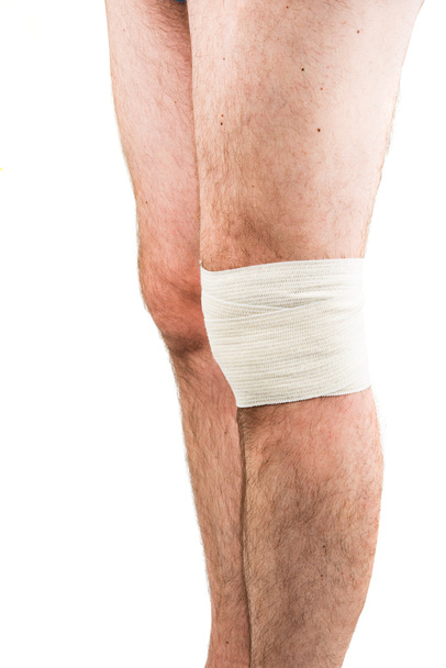 άνθρωπος με ελαστικό επίδεσμο στο γόνατο - Φωτογραφία, εικόνα