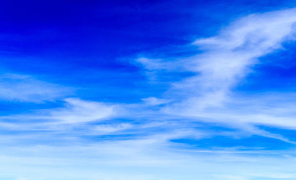 Cielo azul y nubes mirando desde el avión - Foto, Imagen