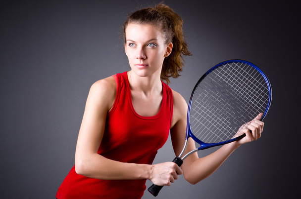 Nainen tennis pelaaja vastaan kaltevuus
 - Valokuva, kuva