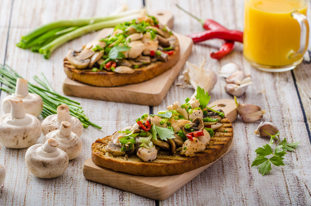 Toast with mushrooms and fried chicken, sprinkled with Toast with mushrooms and fried chicken - Foto, afbeelding