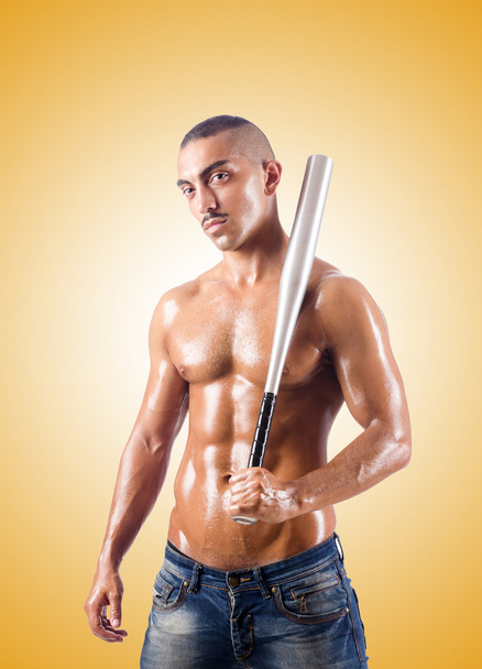Hombre musculoso con bate de béisbol
 - Foto, imagen