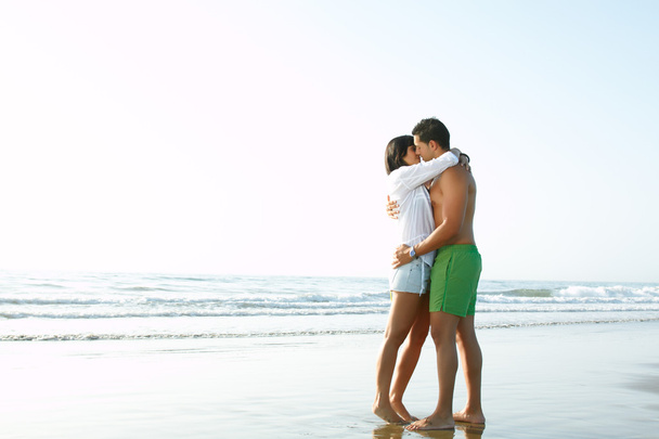 Adorable pareja enamorada besándose y abrazándose
 - Foto, imagen