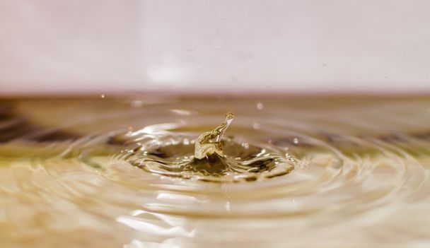 Water Droplet Landing In Water - Foto, afbeelding