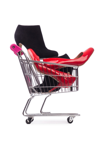 Žena boty v nákupní košík na bílém pozadí - Fotografie, Obrázek
