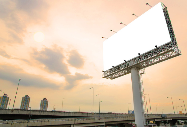 grand panneau d'affichage blanc sur la route avec vue sur la ville arrière-plan
 - Photo, image