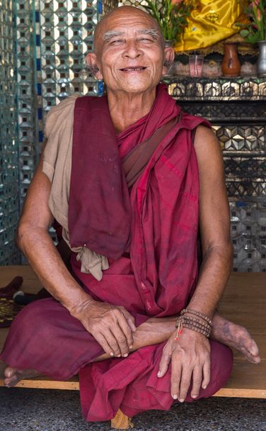 YANGON, MYANMAR - NOVEMBER 22, 2014: an unidentified Buddhist mo - Zdjęcie, obraz