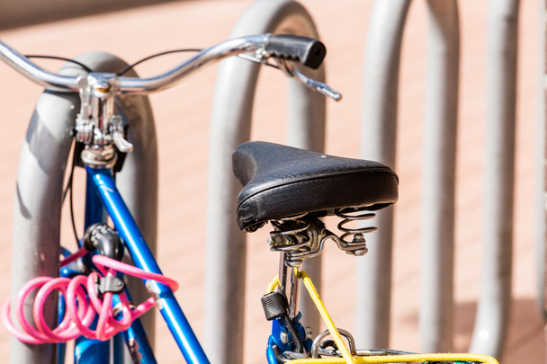 Bicicleta da cidade velha estacionada
 - Foto, Imagem
