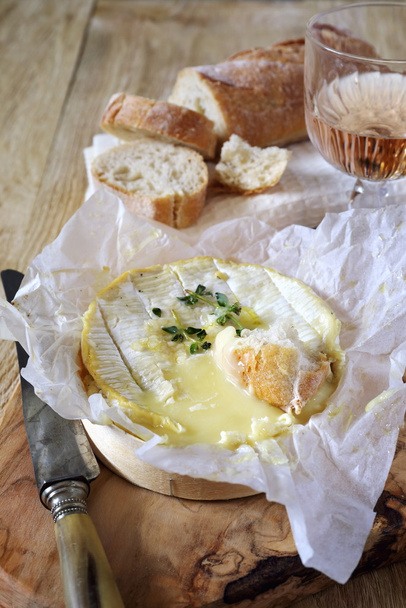 Camembert Fondue und Weinglas - Foto, Bild