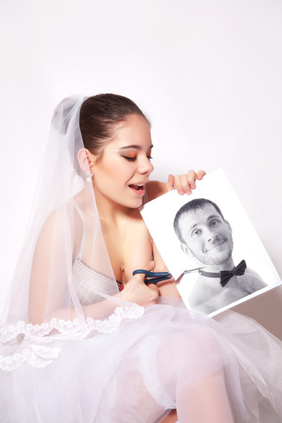 Tesoura de noiva uma foto que mostra o noivo
 - Foto, Imagem