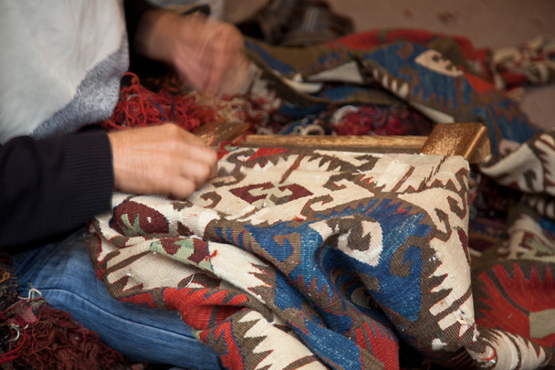 mężczyzna tkania dywanów - Zdjęcie, obraz