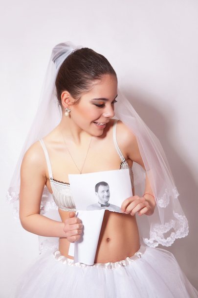 Menyasszony tört egy fénykép, amely azt mutatja, a vőlegény - Fotó, kép