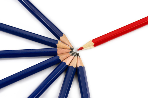 Een rood potlood staan en blauwe potloden - Foto, afbeelding