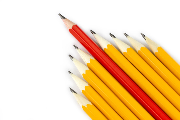 Lápiz rojo y lápices amarillos
 - Foto, Imagen